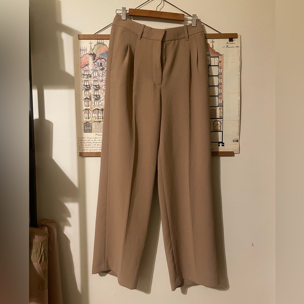 Aritzia Effortless Pant in Crepette in Gold Camel in Size 8